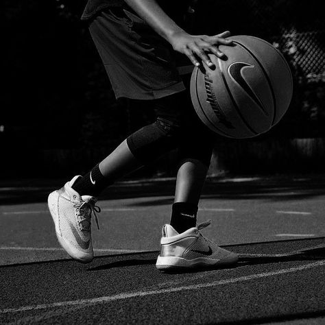 •I can taste it, my heart’s breakin’, please don’t say      》That you know, when you know I can’t take it, I’m impatient, tell me,    baby~ Now I know, you should go. Bola Jaring, Basketball Background, Ball Aesthetic, Bola Basket, Fotografi Digital, Basketball Is Life, Basketball Photography, Kids Basketball, Sports Aesthetic