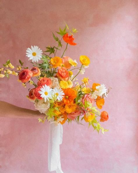 Wedding Bright Colors, Wildflower Summer Wedding, Spring Wedding Bouquet Ideas, Styles Of Weddings, Bouquet Recipes, Puglia Wedding, Wedding Bride Bouquet, Spring Bridal Bouquet, Spring Wedding Dresses