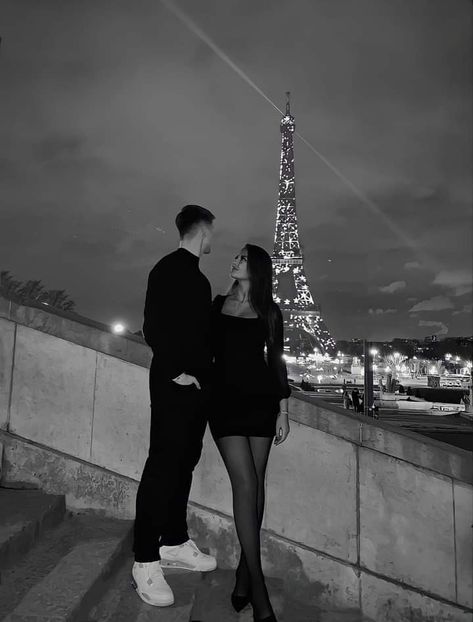 Eiffel Tower Picture Ideas Couple, Couple Pictures In Paris, Paris Picture Ideas Couple, Couple Photos In Paris, Paris Couple Photos, Couple In Barcelona, Paris Photo Ideas Couple, Rome Couple Aesthetic, New Years Eve Couple Pictures