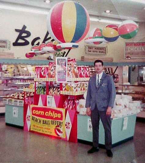 Paper...or Paper? A Look Back at Vintage Grocery Store Excursions - Go Retro! Vintage Supermarket, Supermarket Sweep, Vintage Grocery, Vintage Store Displays, Grocery Supermarket, Beach Balls, Vintage Pics, Vintage Food, Retro Images