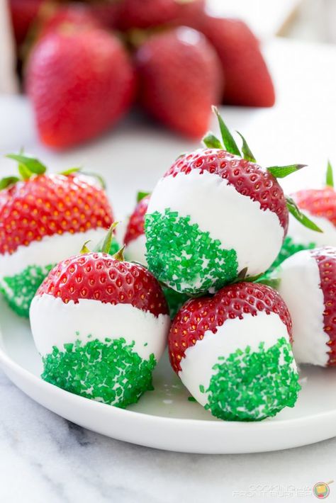 These juicy strawberries are all decked out for Cinco de Mayo. They are dipped in white chocolate and jazzed up with green sprinkles! Praline Crunch, Margarita Bar, Mexican Birthday Parties, Mexican Fiesta Party, Mexican Birthday, Fiesta Birthday Party, Fiesta Theme Party, Mexican Party Theme, Taco Party