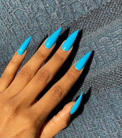 Green Stilletto Nails, Blue Nails Stiletto, Aqua Blue Nails, Stelleto Nails, Official Nails, Neon Blue Nails, Neutral Nail Art Designs, Blue Stiletto Nails, Jade Nails