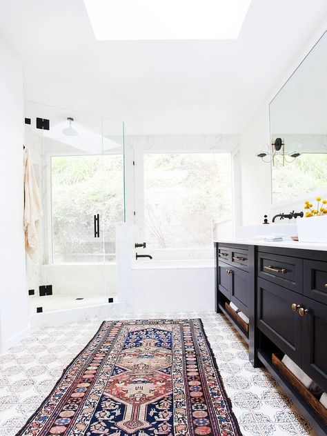 Home+Tour:+Inside+a+Young+Family’s+Eclectic+California+Home+via+@MyDomaine Amber Interiors, A Rug, Kitchen Trends, Young Family, California Homes, Eclectic Home, Beautiful Bathrooms, White Bathroom, My New Room