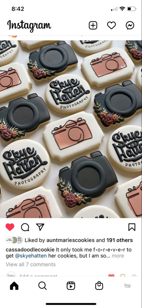 Photographer Cookies, Camera Royal Icing Cookies, Photography Cookies, Camera Cookies Decorated, Camera Cookies, Photography Cookies Decorated, Polaroid Cookies Decorated, Party Food Themes, Man Cookies