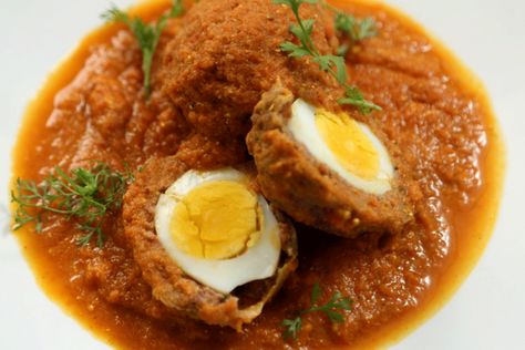 Nargisi kofta are hard-boiled eggs coated with minced meat and then cooked in gravy. Nargisi Kofta Recipe, Nargisi Kofta, Kofta Curry Recipe, Kofta Curry, Chickpea Patties, Homemade Pesto Sauce, Kofta Recipe, Punjabi Food, Patties Recipe