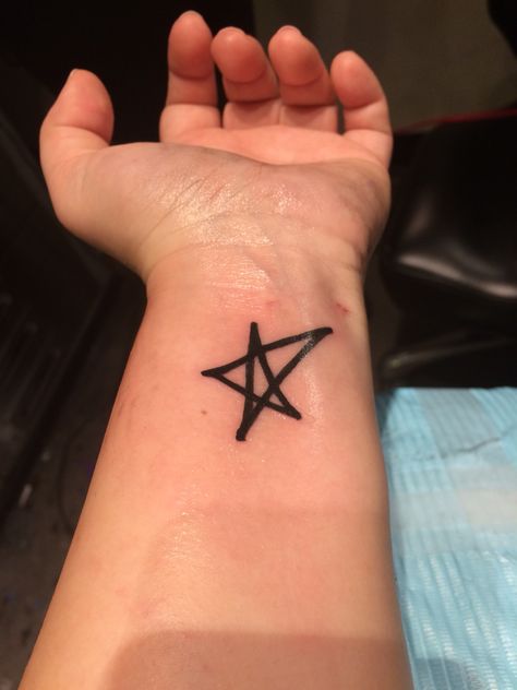 Avril Lavigne star tattoo Avril Lavigne Star Tattoo, Avril Lavigne Inspired Tattoos, Avril Tattoos, Avril Lavigne Tattoo Ideas, Fangirl Tattoos, Avril Lavigne Tattoo, Black Star Tattoo, Nail Piercing, Tattoo Board