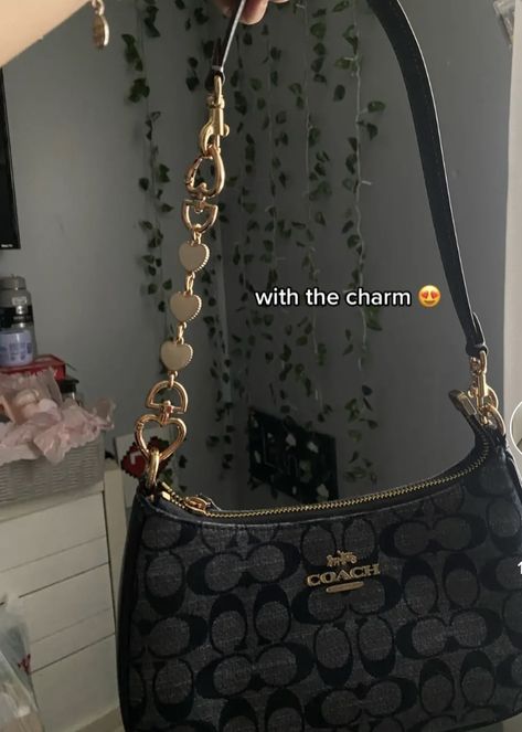 Outfit Ideas With Purse, Money In Purse Aesthetic, Must Have Purses, Summer Bags Handbags, Coach Bag Aesthetic, Aesthetic Purses, Coach Bag Outfit, Purse Aesthetic, Everyday Bag Essentials