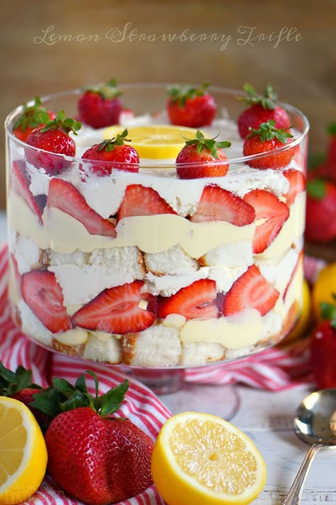 Lemon Trifle, Spring Dessert Ideas, Easy Trifle, Trifle Bowl Recipes, Trifle Dessert Recipes, Fruit Trifle, Angel Food Cake Desserts, Strawberry Trifle, Lemon Treats