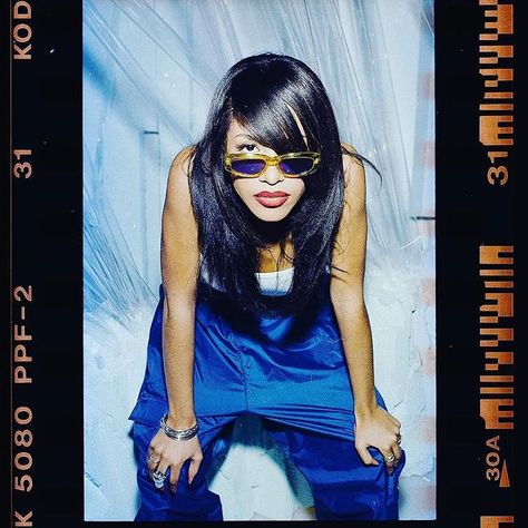 Rare photos of #Aaliyah shared by @andersonballantyne behind the scenes of the clip "Crush On You" in 1997 (@lilkimthequeenbee) ❤🙏🏿… Aaliyah Outfits, Rip Aaliyah, Crush On You, Aaliyah Style, Aaliyah Haughton, Lil Kim, Bunny Tail, The Bunny, Your Crush