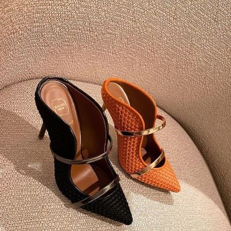 https://www.instagram.com/p/Brhym9sDTV5/?utm_source=ig_tumblr_share&igshid=1nh9adhunxkxx Pictures Of High Heels, Mules Heels, Shoes Illustration, Shoes Heels Classy, Malone Souliers, Exclusive Shoes, Moda Chic, Statement Shoe, Stiletto Shoes