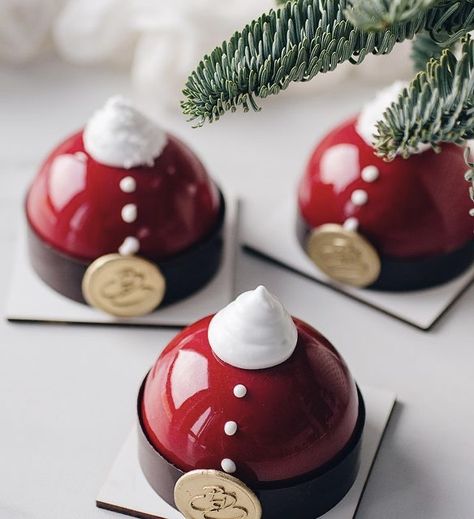 Christmas Pastries, Xmas Desserts, Christmas Cake Designs, French Desserts, Christmas Food Dinner, Cake Decorating Designs, Xmas Food, Fancy Desserts, Christmas Pudding