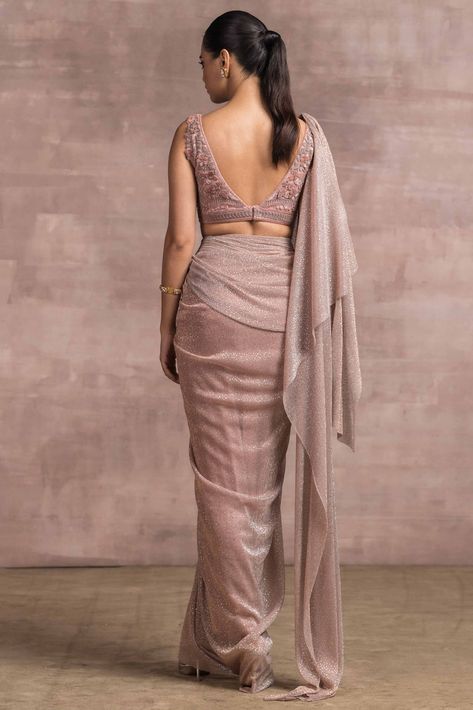 Old Rose Draped Concept Saree Set Design by Tarun Tahiliani at Pernia's Pop Up Shop 2022 Net Saree Blouse Designs, Net Saree Blouse, Modern Blouse Designs, Look Sensual, Kerala Saree Blouse, Saree Jacket Designs, Kerala Saree Blouse Designs, Latest Saree Blouse, Saree Gowns