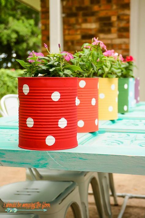 Tin Can Planters, Can Planters, Backyard Fence Decor, Tin Can Flowers, Cheap Fence, نباتات منزلية, Fleurs Diy, Tin Can Crafts, Fence Decor