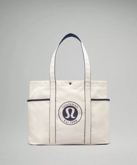 Colour: Natural/True Navy, From farmers-market scores to picnic essentials, this roomy canvas tote handles it all. Bonus: it stands up on its own to make finding your things a breeze. Lululemon Bags, Picnic Essentials, Shopping Totes, Custom Bags, Canvas Tote Bag, Beach Bag, Purse Wallet, Canvas Tote, Jogging