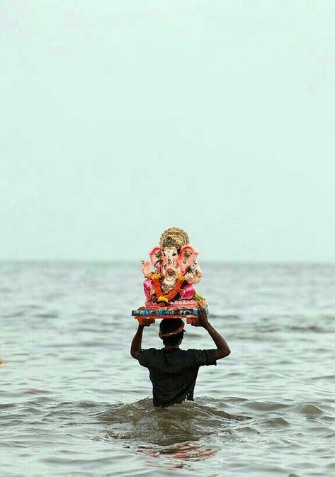 Men Immersed Ganesha into sea the occasion of Ganesh Chaturthi Festival, Mumbai Ganesh Chaturthi Visarjan, Ganesh Pictures, Ganesh Chaturthi Festival, Ganpati Visarjan, Snap Stories, Ganpati Bappa Photo, Holi Photo, Dark Landscape, Mumbai City