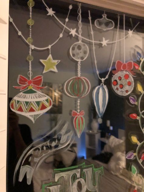 Christmas Shop Window Art, Liquid Chalk Markers Christmas Window, Christmas Painting Window, Chalk Marker Christmas Window, Christmas Mirror Painting, Window Chalk Art Christmas, Easy Christmas Window Painting, Christmas Window Chalk Art, Painted Christmas Windows