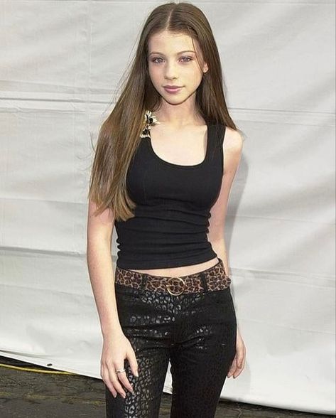 Michelle Trachtenberg 2000s, Rock Girl Outfit, 2000s Girls, Liz Gilles, 2000s Outfit, Stylish Artwork, Michelle Trachtenberg, Random Picture, Funky Outfits