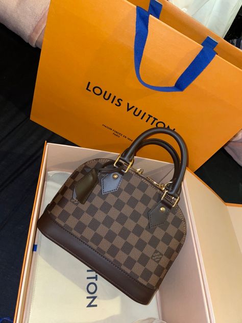 Hermes Bag Aesthetic, Shino Aburame, Louis Bag, Sac Louis Vuitton, Expensive Bag, Luxury Bags Collection, Handbag Essentials, Classic Monogram, Bag Aesthetic