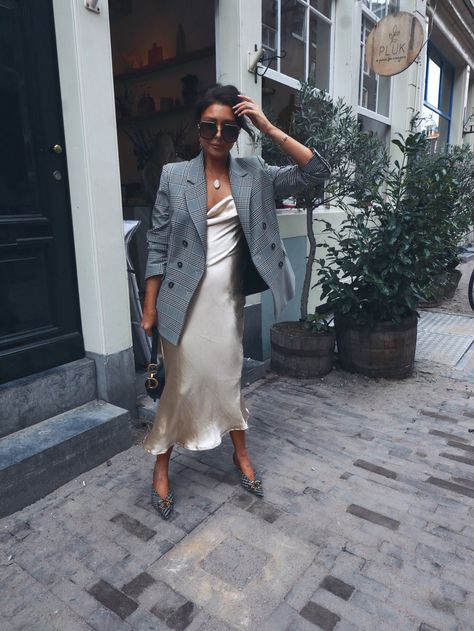 Dress And Blazer Outfit, Slip Dress Outfit, Fashion Week 2018, Chique Outfits, Dress And Jacket, Woman Suit Fashion, Satin Slip Dress, Work Outfits Women, Outfits Women