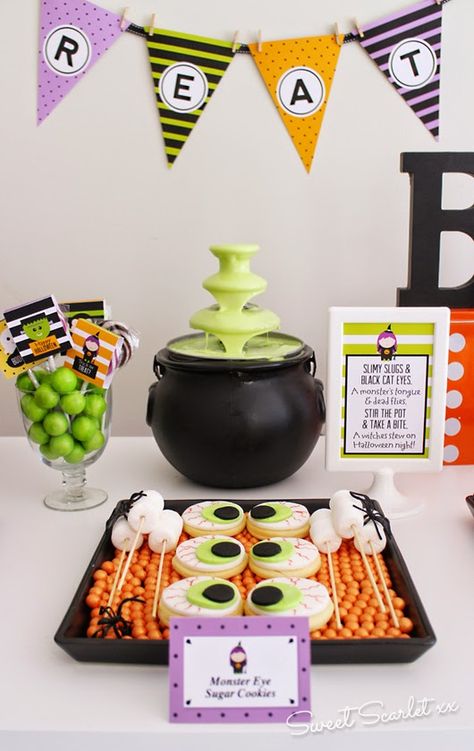 Halloween Chocolate Fountain, Barbecue Party Food, Kids Halloween Birthday Party, Halloween Dessert Table, Outdoor Halloween Parties, Halloween Tea Party, Blackberry Syrup, Chocolate Fountain, Halloween Dessert