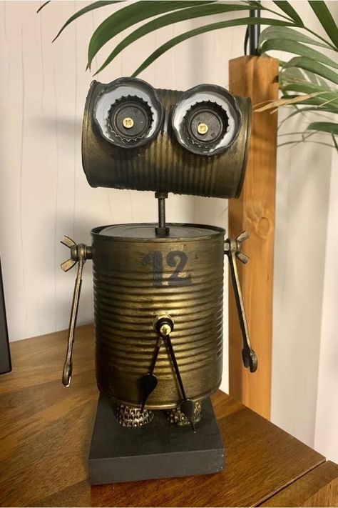 Recycled Robot, Soda Can Crafts, Recycled Tin Cans, Tin Can Art, Aluminum Can Crafts, Recycled Art Projects, Recycled Tin, Garden Art Ideas, Tin Can Crafts