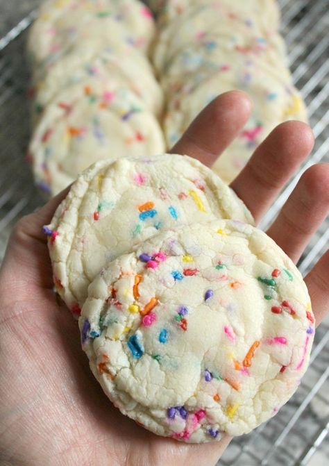 Funfetti Cake Mix Cookies. There’s no need for an excuse to celebrate when it involves Funfetti Cake Mix Cookies! They take an ordinary day and make it extraordinary! #funfetti #funfetticookies #cookierecipes #cakemixcookies #sprinkles Funfetti Cake Mix Cookies, Funfetti Cookies, Funfetti Cake Mix, Cookies And Cream Cake, Cake Mix Cookie Recipes, Easy Cheesecake Recipes, Chocolate Cookie Recipes, Funfetti Cake, Chip Cookie Recipe