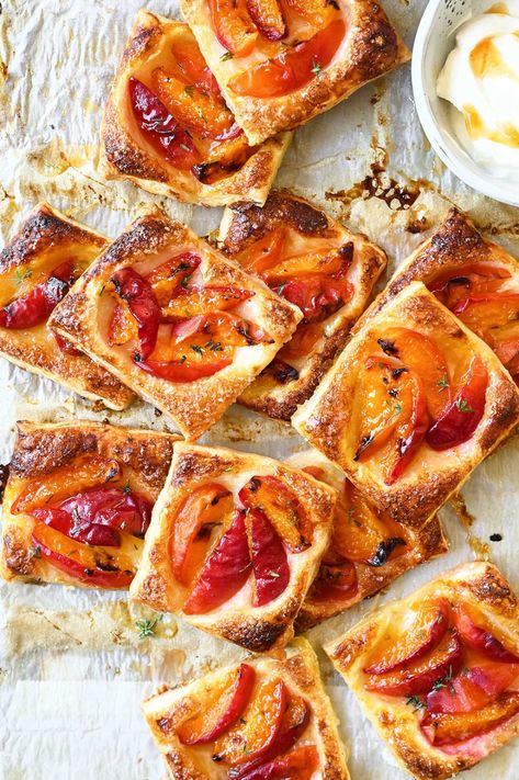 Apricot Tart Recipe, Summertime Desserts, Apricot Dessert, Kitchen Magick, Easy Summer Dessert Recipes, Apricot Tart, Apricot Recipes, Breakfast Soup, Puff Pastry Desserts