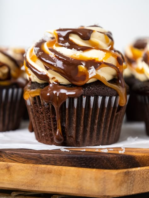 These chocolate caramel cupcakes are moist, filled with caramel, and topped with the most delicious caramel buttercream! Chocolate Caramel Cupcakes, Caramel Cupcakes, Caramel Buttercream, Caramel Frosting, Filled Cupcakes, Cupcake Recipes Chocolate, Gourmet Cupcakes, Cupcakes Recipes, Cupcake Flavors