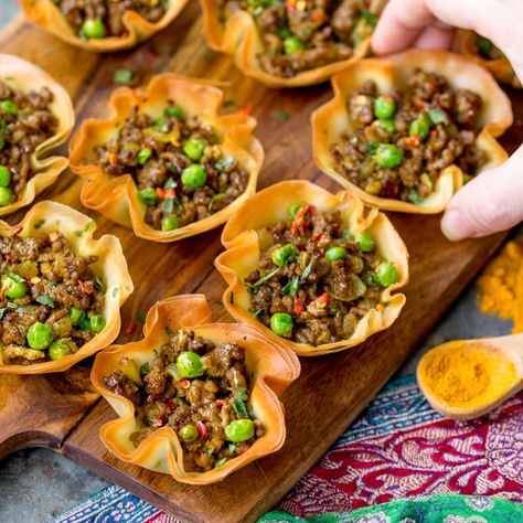 Spicy Lamb Samosa Cups - a quick and easy appetiser for your party table! Try them for National Curry Week (9th - 15th October 2017). Lamb Samosa, Easy Indian Appetizers, Asian Chicken Wings, Vegetarian Sausages, Samosa Recipe, Indian Appetizers, Best Party Food, Quick And Easy Appetizers, Lamb Recipes