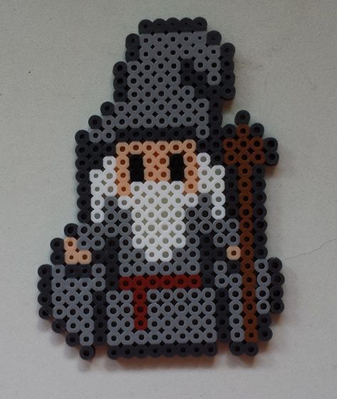 #perler #perlerbeads #perlerbeadart #hamaperler #hamabeads #perleplader #kreativ #creative #nerdy #gandalf #GandalftheGrey #lotr #lordoftherings Lord Of The Rings Perler Bead Patterns, Lord Of The Rings Hama Beads, Lord Of The Rings Perler Beads, Nerdy Perler Beads, Pokemon Perler Beads, Gandalf The Grey, Melty Bead Patterns, Pearl Beads Pattern, 3d Perler Bead