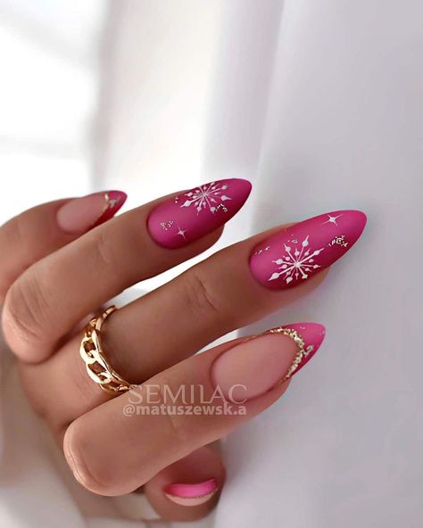 60 Fun Christmas Nails to Copy in 2022 Christmas Naildesign, New Years Nail Designs, December Nails, Winter Nails Acrylic, Cute Christmas Nails, Christmas Gel Nails, Her Nails, Snowflake Nails, Christmas Nails Acrylic