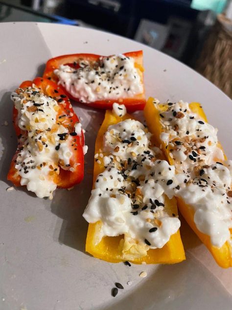 Everything Bagel Bell Pepper, Healthy Lunch Ideas Bell Peppers, Bell Pepper And Cottage Cheese, Stuffed Bell Peppers Cottage Cheese, Bell Pepper Cottage Cheese, Low Carb Cottage Cheese Snacks, Peppers And Cottage Cheese, Cottage Cheese Everything Bagel, Cottage Cheese Bell Pepper