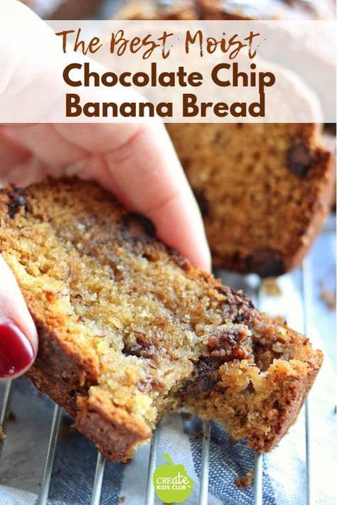 An easy chocolate chip banana bread recipe that is super moist on the inside and crisp on the outside. Make these into banana muffins or loaves, this is the best banana bread recipe around. #createkidsclub #bananabread #chocolatechipbananabread #moistbananabread Bread Recipes For Kids, Roti Pisang, The Best Banana Bread Recipe, Chocolate Chip Banana Bread Recipe, Best Banana Bread Recipe, The Best Banana Bread, Banana Bread Recipe Moist, Low Carb Brownies, Chocolate Chip Bread