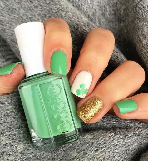 St Patrick Day Nails Acrylic, Nail Art Vert, St Patricks Nail Designs, Irish Nails, Saint Patrick Nail, St Patrick's Day Nails, Patrick Nagel, Unghie Sfumate, March Nails