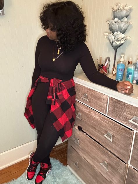 Red And Black Plaid Jacket Outfit, Bred Jordan 1 Outfit Women, Black And White Dunks Outfit Fall, Red Black White Jordan 1 Outfits, Jordan 1 Outfit Ideas Women, Outfits With Dunks Black Women, Red And Black Casual Outfit Ideas, Red And Black Dunks Outfit, Style Jordan 1 Women Outfit