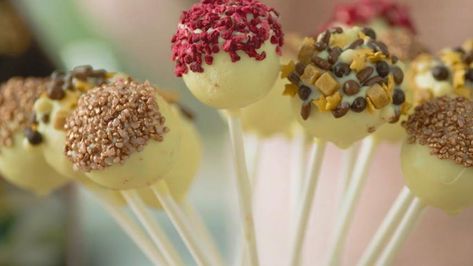 Baileys Cake Pop Bouquets Cake Pops | Maine Spirits Cake Pops 4 Ways, Diy Christmas Desserts, Watermelon Cake Pops, Pig Cake Pops, Gluten Free Christmas Cake, Fun Cake Pops, Perfect Cake Pops, Piggy Cake, Flower Cake Pops