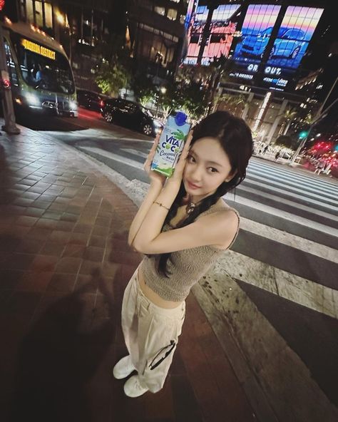 사진 촬영 포즈, Fashion District, Kpop Girl Groups, K Idols, Instagram Update, Korean Girl, Havana, South Korean Girls, Kpop Girls