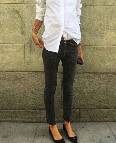 Black Jeans Outfit Fall, Style Désinvolte Chic, White Shirt Outfits, Crisp White Blouse, Jeans Outfit Fall, Quoi Porter, Estilo Hippie, Black Jeans Outfit, Kitenge