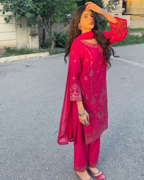 Eid Girls Dpz, Pakistani Wedding Hairstyles, Designer Suits For Wedding, Simple Dress Casual, Hania Amir, Lehenga Designs Simple, Eid Outfit, Fashion Capsule Wardrobe, Stylish Dpz