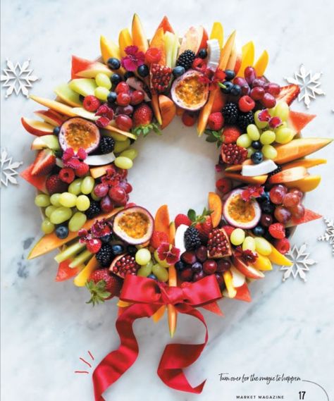 Fresh Fruit Cake, Fruit Appetizers, How To Temper Chocolate, Fruit Wreath, Winter Fruit, Christmas Fruit, Party Food Platters, Charcuterie Recipes, Christmas Gathering