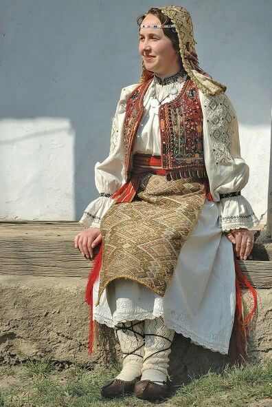 Romanian folk costume from Banat region (SW Romania) Polish Embroidery, Costumes Around The World, Ukrainian Dress, Native Dress, Polish Folk, Folk Clothing, National Dress, Folk Dresses, Russian Fashion