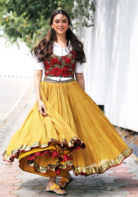 Movie Dresses, Aditi Rao Hydari, Celebrity Costumes, Aditi Rao, Indian Skirt, Lehenga Designs Simple, Crop Top Skirt, Stunning Outfits, Lehenga Designs