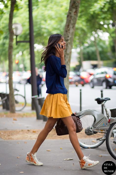 awesome colour contrasting skirt. #LiyaKebede #offduty in Paris.  Yo tengo una falda como esa! :D :D Yellow Mini Skirt, Liya Kebede, How To Wear Sneakers, 여름 스타일, Yellow Skirt, Weekend Outfit, Sneakers Outfit, Fashion Mode, Looks Style