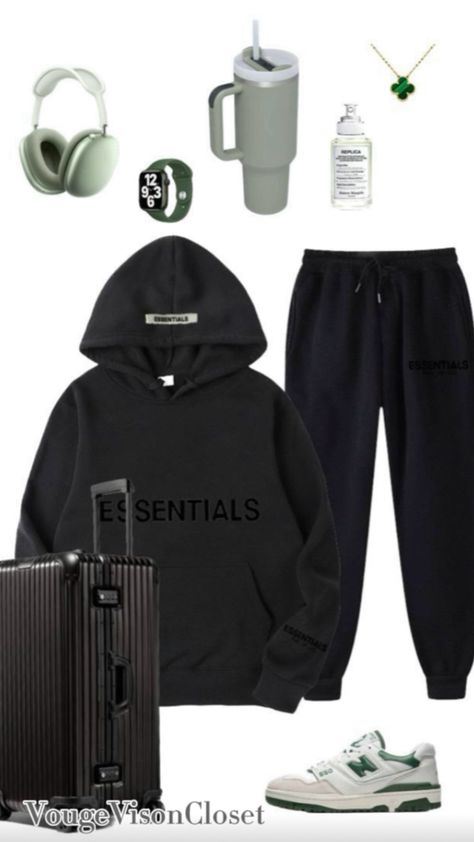 Black essential tracksuit. Green new balance. Apple headphones. Apple Watch. Black suitcase. Stanley cup. Essential Tracksuit, Apple Watch Black, Cute Airport Outfit, Black Suitcase, Headphones Apple, Green New Balance, Apple Headphones, Black Tracksuit, Apple Headphone