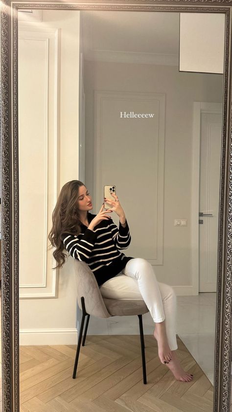 Luxury Lifestyle Girly, Mirror Picture, Classy Lady, Photographie Portrait Inspiration, Casual College Outfits, Mode Abaya, Casual Day Outfits, Classy Photography, Elegante Casual