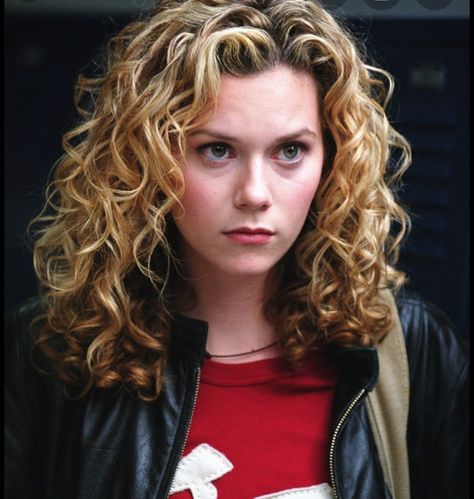 🏀one tree hill🏀 on Instagram: “Peyton❤️so beautiful ❤️ #onetreehill #oth #onetreehilltvshow #lesfreresscott #othcast #peytonsawyer #hilarieburton #love” Hilarie Burton, Peyton Sawyer, Tori Kelly, Medium Curly, Hair Brush Straightener, Flat Iron Hair Styles, Tree Hill, One Tree Hill, Curly Hair Cuts