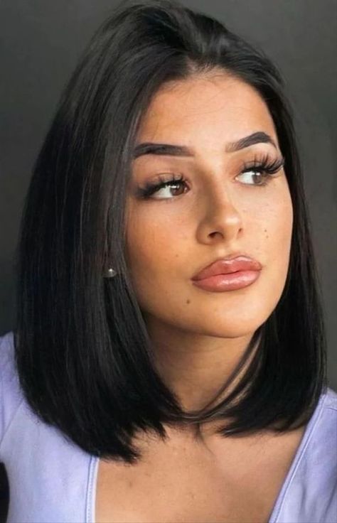 Medium Haircuts Black Women, 90s Supermodel Bob Haircut, Short Long Haircut, Short Black Hair With Layers, Black Medium Hair, Short Hair Inspo, Black Short Hair, Short Bleached Hair, Dark Brunette Hair