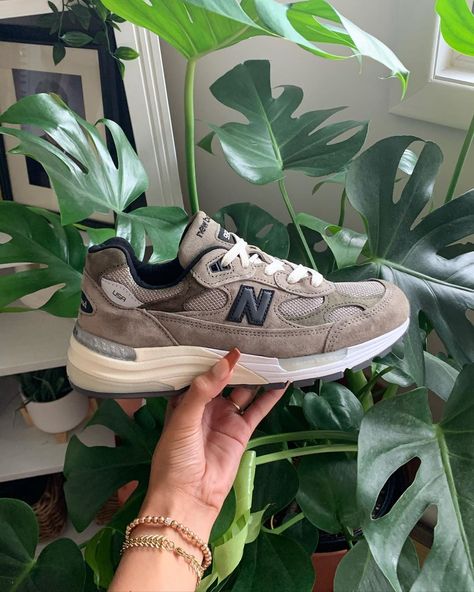 Danie Sierra, New Balance 992, Green New Balance, Workout Sneakers, New Balance Outfit, Timeless Shoes, Platform Shoes Heels, Limited Edition Sneakers, Dad Shoes