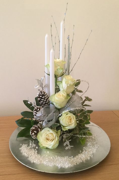 Classy White Floral Arrangement, Flower Arrangements With Candles, Flowers And Candles, Candle Arrangements, Christmas Candle Decorations, Christmas Flower Arrangements, Christmas Floral Arrangements, Christmas Centerpieces Diy, Flower Arrangements Simple