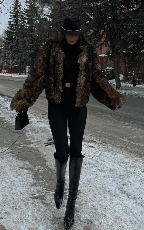 Winter Cowgirl Outfit, Western Winter Outfits, Mountain Fashion, Ski Trip Outfit, Apres Ski Outfits, Fur Outfit, Fur Coat Outfit, Kelsey Merritt, Ski Style